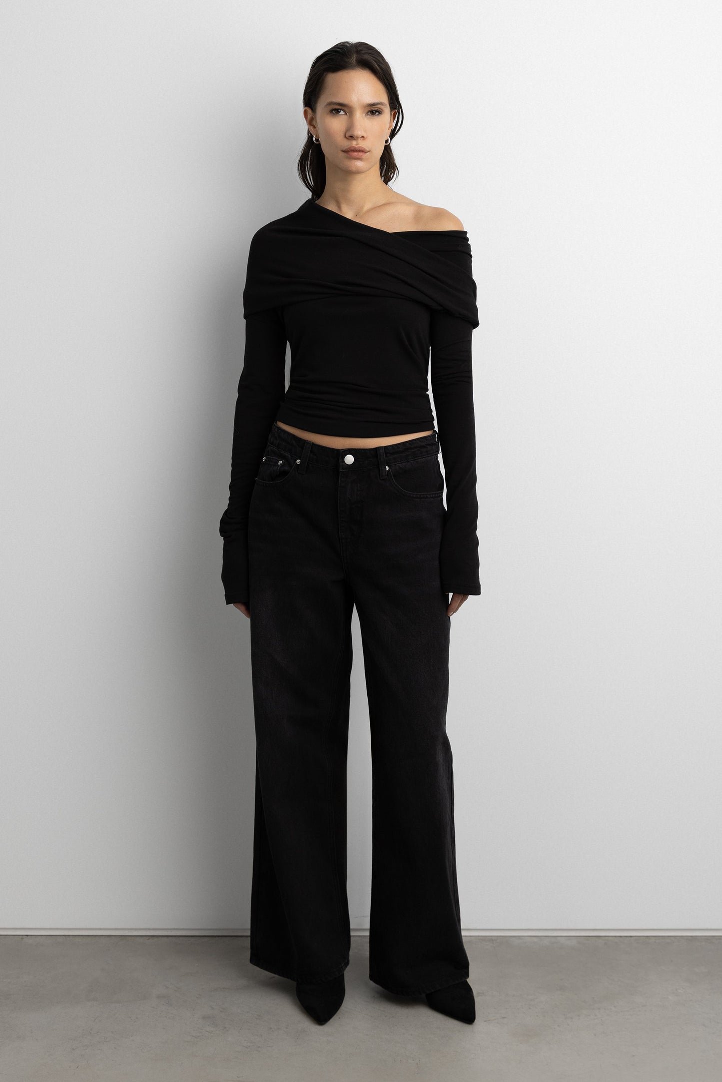 MID-RISE WIDE LEG BLACK WASH JEAN