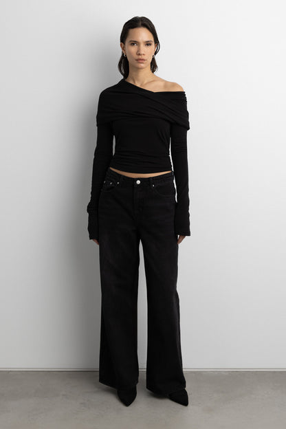 MID-RISE WIDE LEG BLACK WASH JEAN