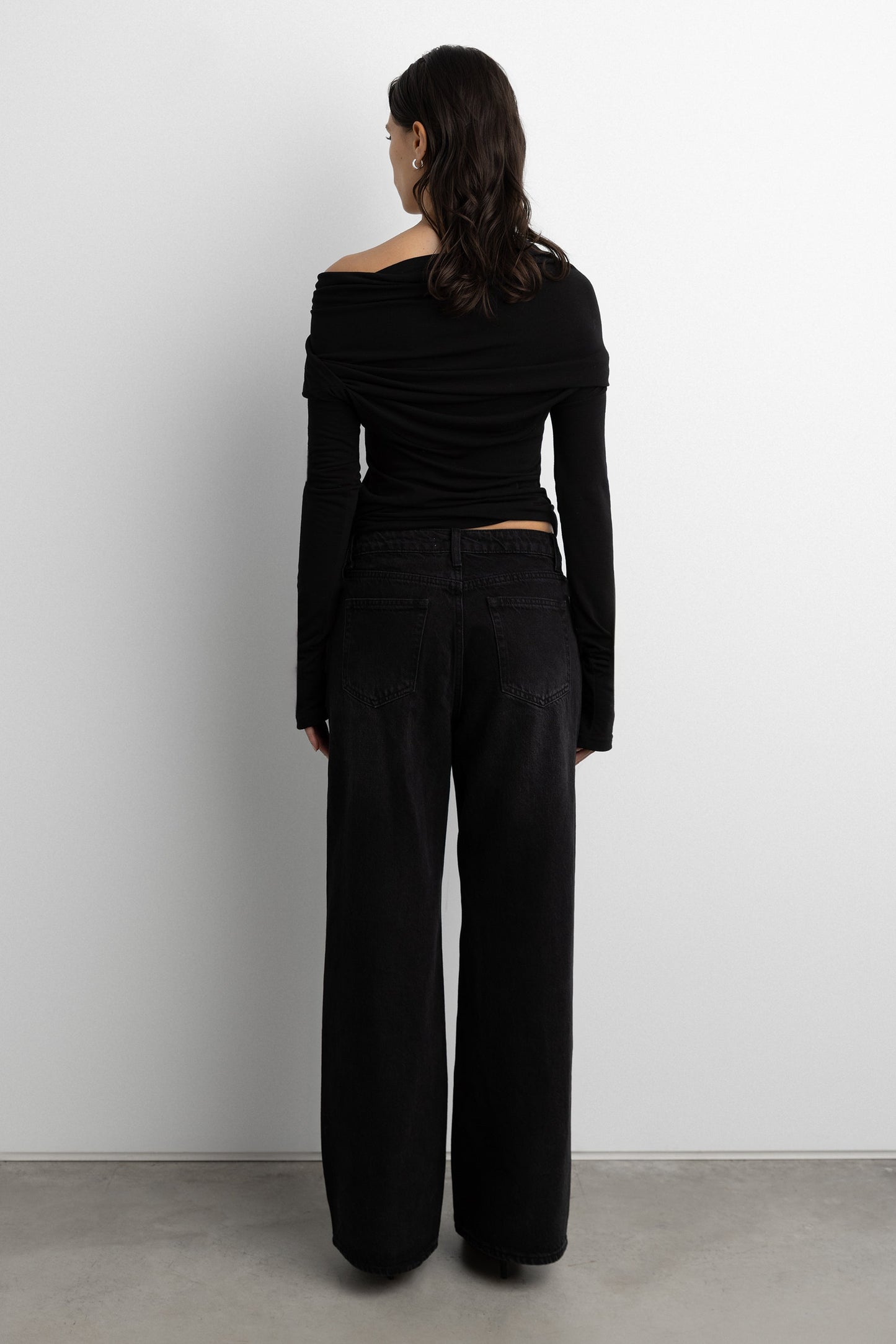 MID-RISE WIDE LEG BLACK WASH JEAN