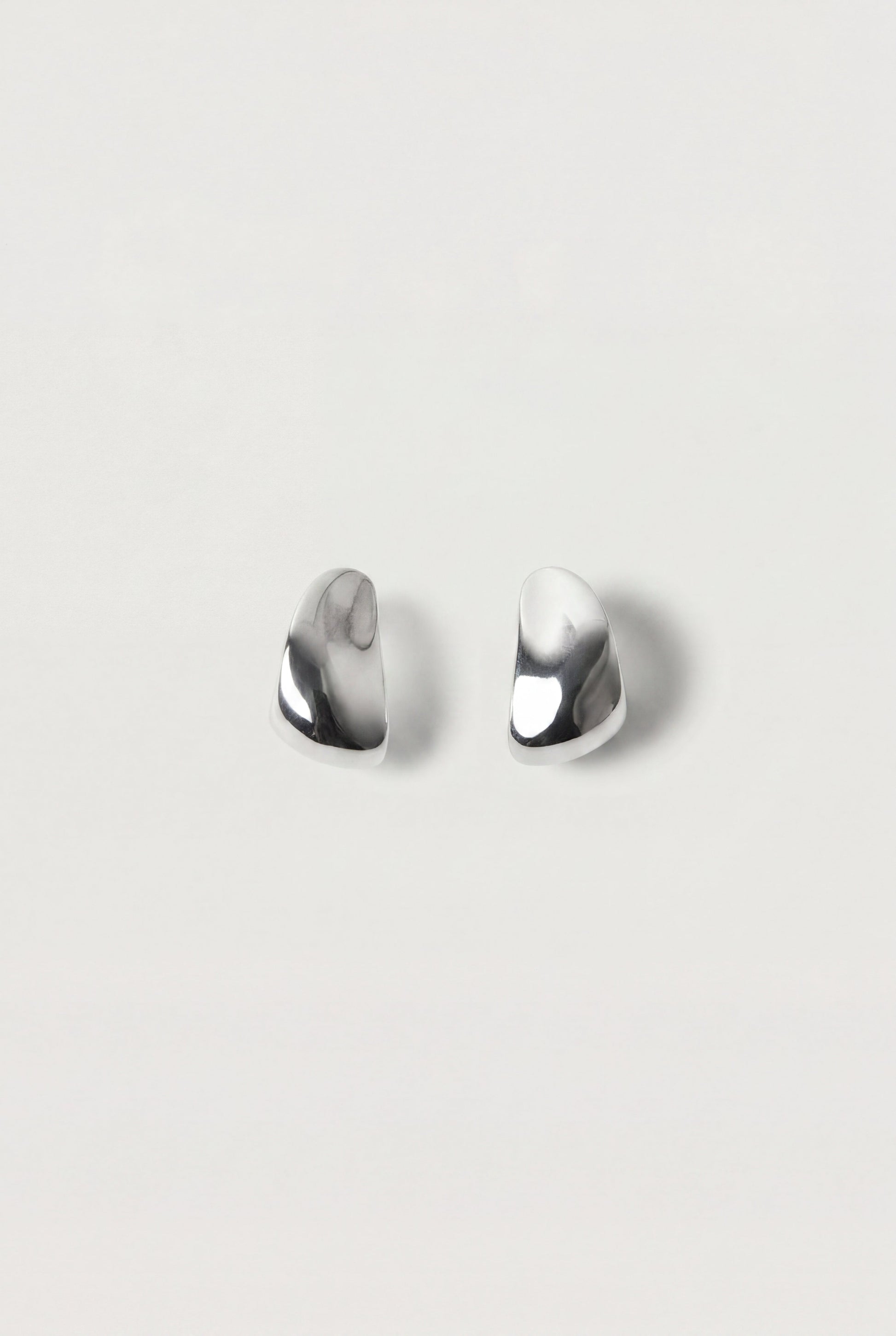 CHUNKY CURVED EARRINGS